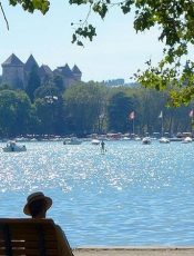 Quels sont les lieux incontournables à Annecy pendant la période estivale ?